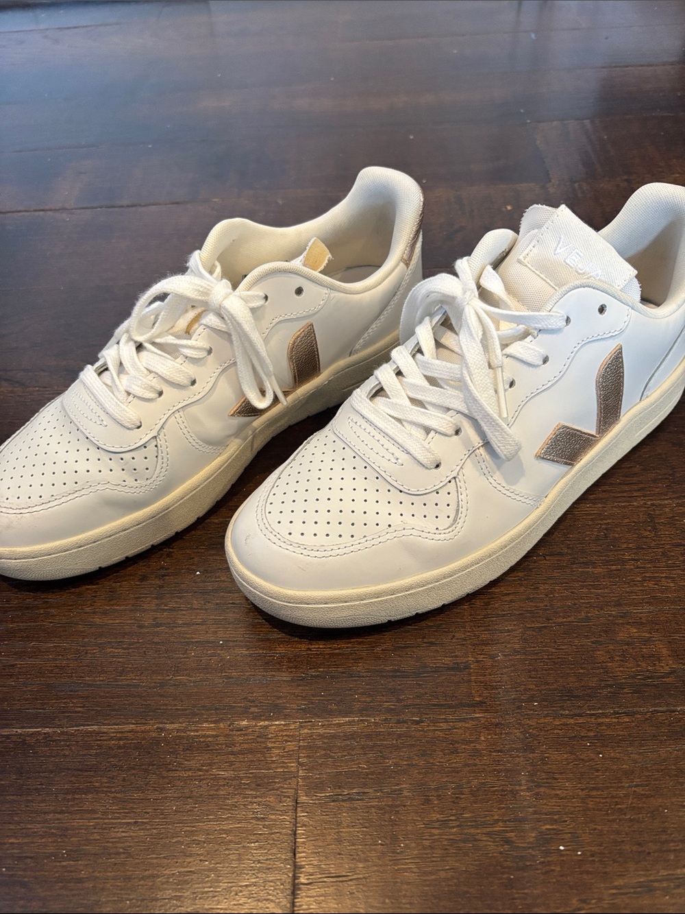 Veja Women's Cream-White Sneakers with Metallic Rose V